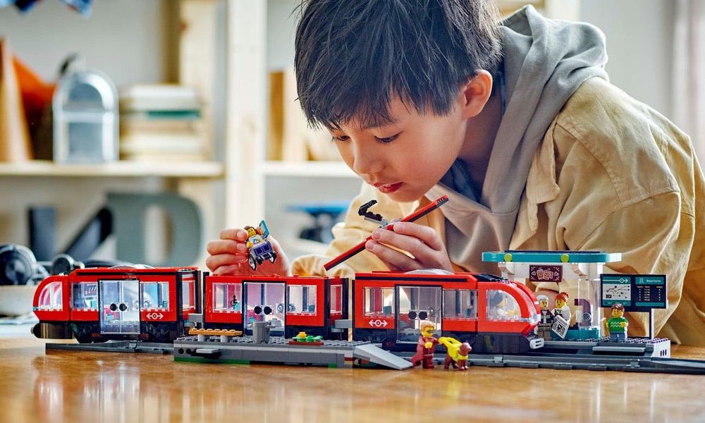 Lego City - Downtown Streetcar and Station (60423) Statie si tramvai in centrul orasului, 7 ani+, 811 piese