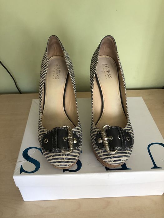 Обувки на ток Guess