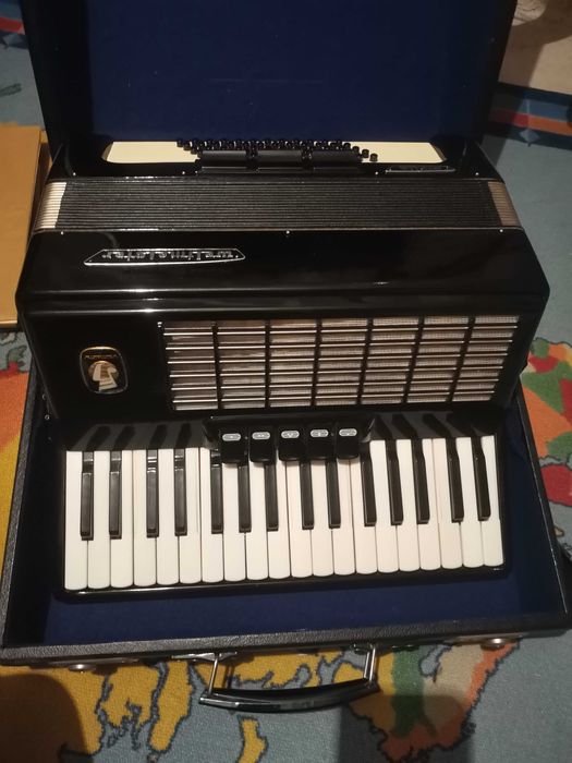 Акордеон Weltmeister Stella 60 баса - Отлично състояние