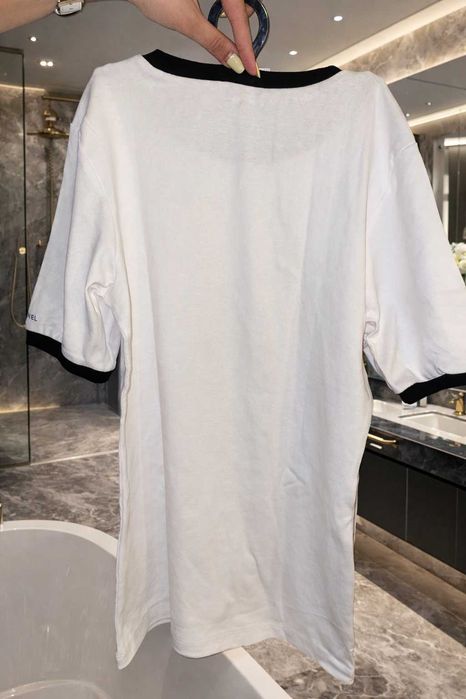 нова бяла тениска шанел с черно памук не прозира с етикет е и торбичка