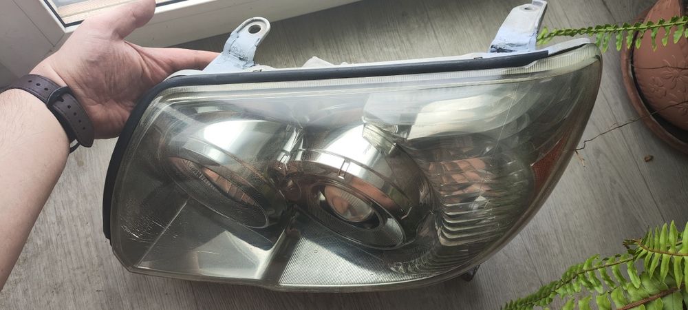 Фары передние Toyota 4Runner 215 koito (оригинал)