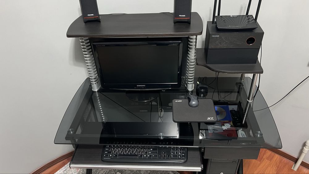 Компьютерный стол, компьютер и аксессуары, колонки Microlab