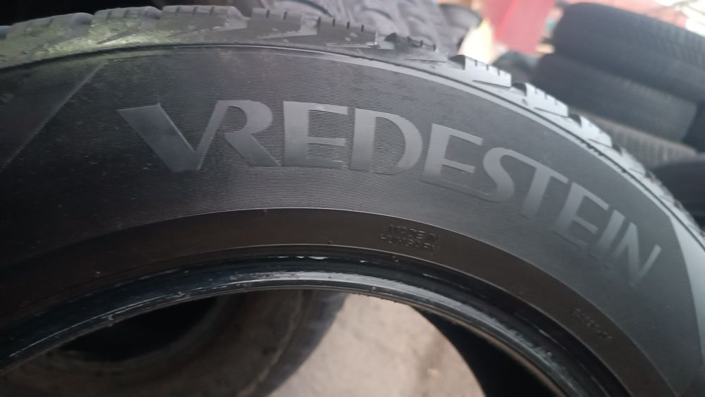 235/60/18 Vredestein