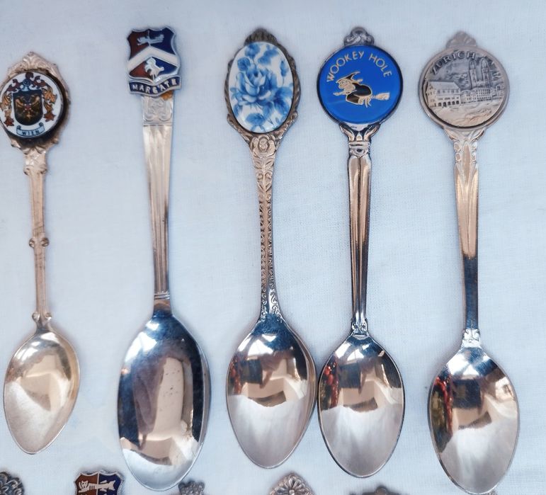 Lot 15 lingurite suvenir placate cu argint, de colectie, din anul 1992