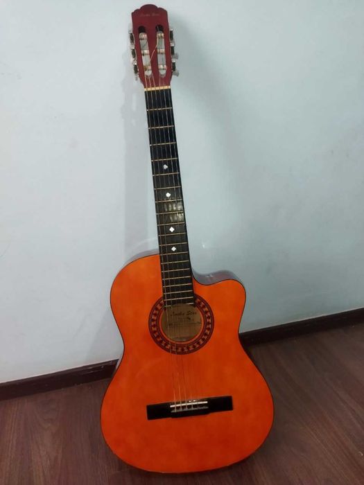 Продается гитара с чехлом в подарок каподастр