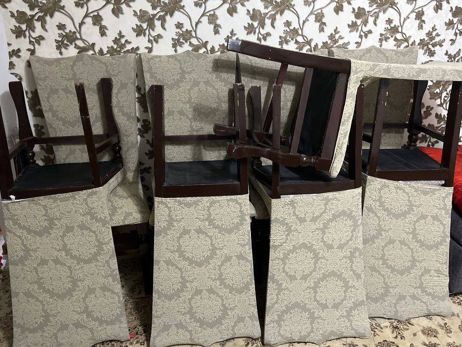 Продам стол со стульями (комплект)