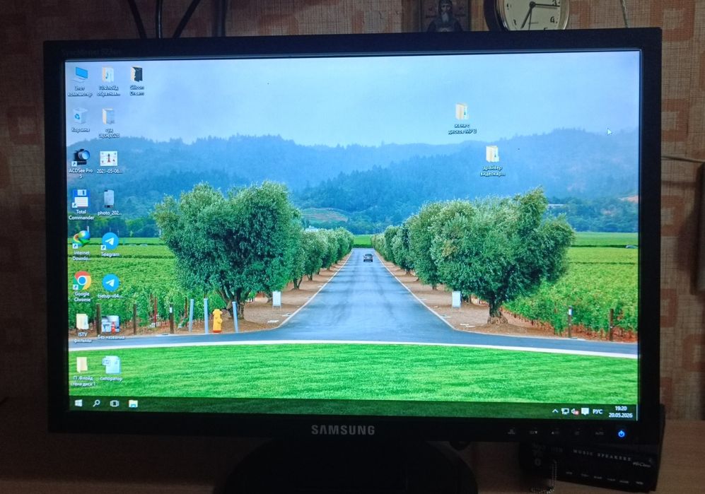 монитор  Samsung LS19HANKBUXSG стояние отличное !