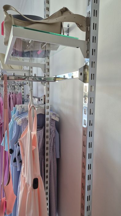 Торговое оборудование. Вешалки, стеллажи, витрина для магазина.