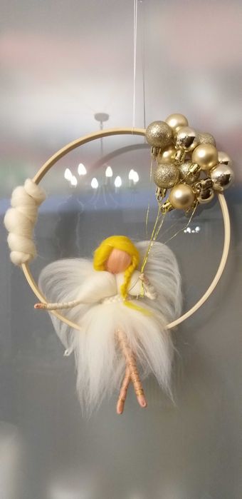 Zânuta cu globuri- Figurină din lână inspirată din pedagogia Waldorf.