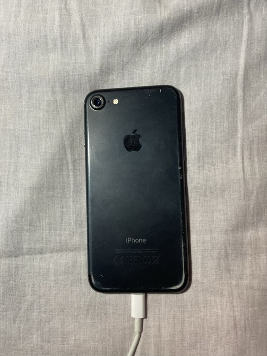 телефон Iphone 7 + калъф