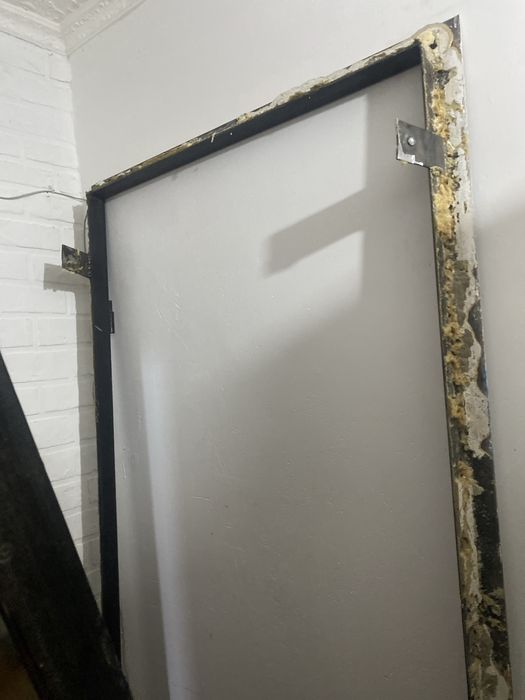 Продам железную дверь