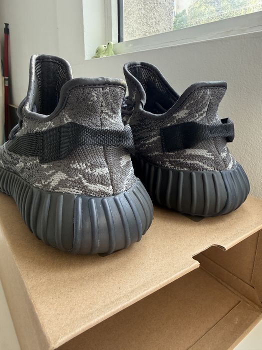 Yeezy 350 V2 (dark/salt)