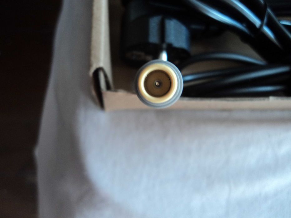 ново зарядно за лаптоп-3бр.