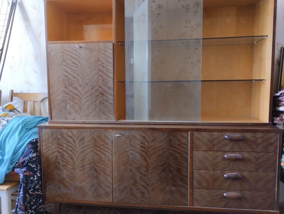 Сервант целый крепкий