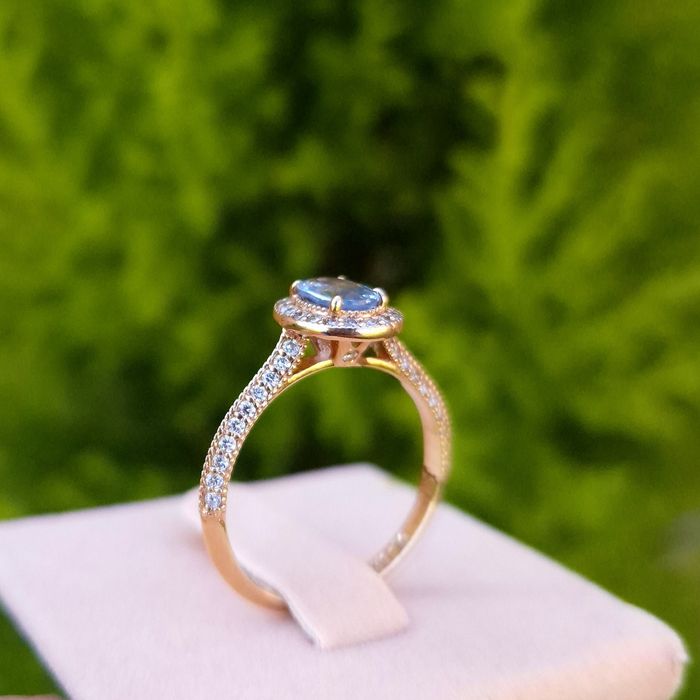 Inel din aur cu safir si diamante naturale certificat international