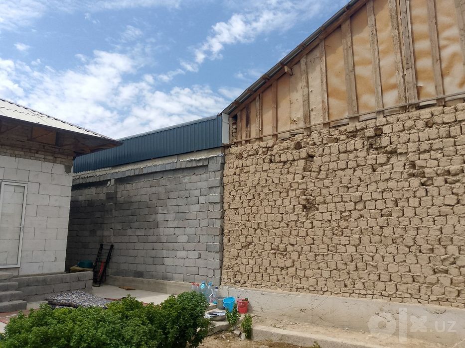 Hovli uy sotiladi