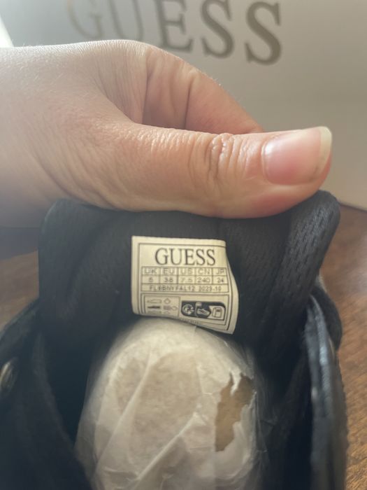 нови кецове Guess