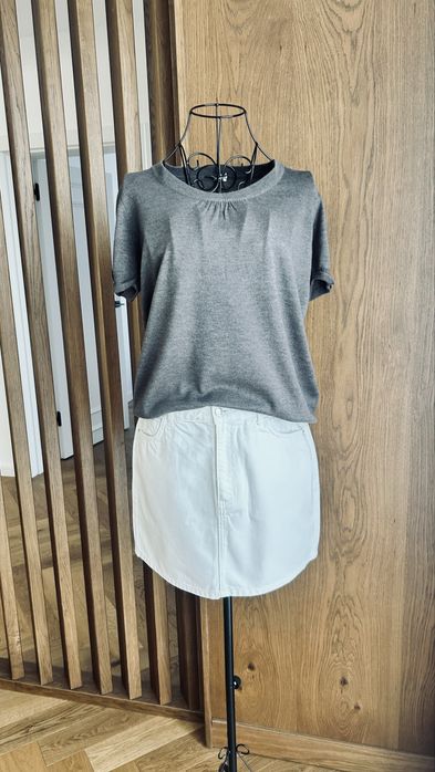 Tinuta de vara, formata din bluzita dintr un tricot subtire si fusta din denim.