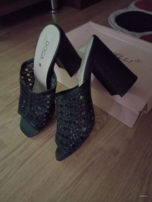 Vând sandale de plaja si saboti decupați negri