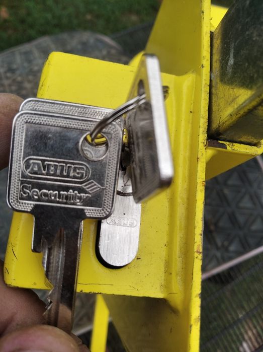 Скоба против кражба ремарке, кола