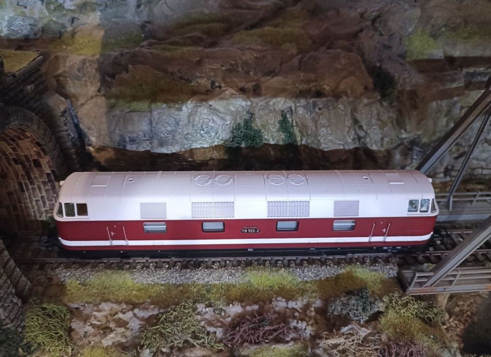 Piko BR118 locomotiva digitală cu sunete 
Lumini frontale albe
Tracțiu