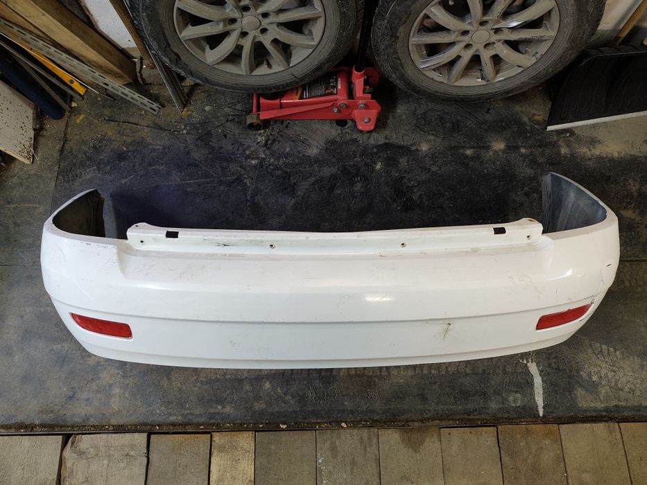 Бампер задний Приора 1, белый, с катафотами.