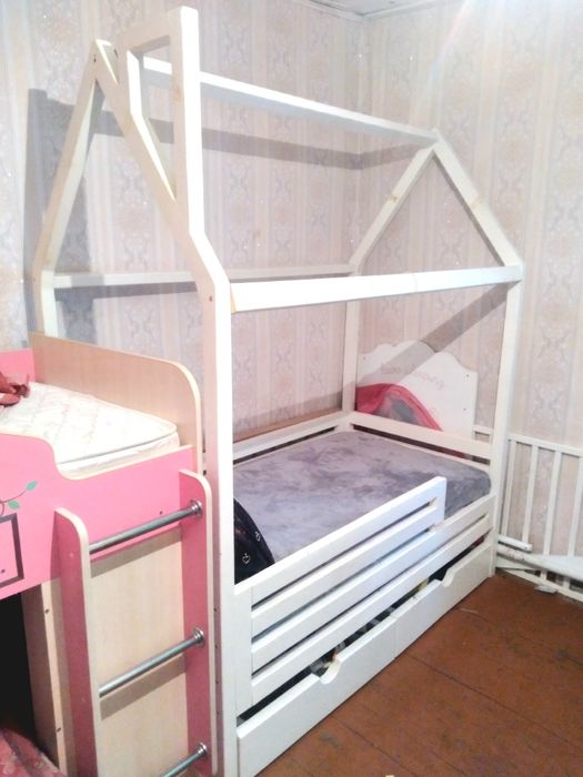 Продам кровать домик