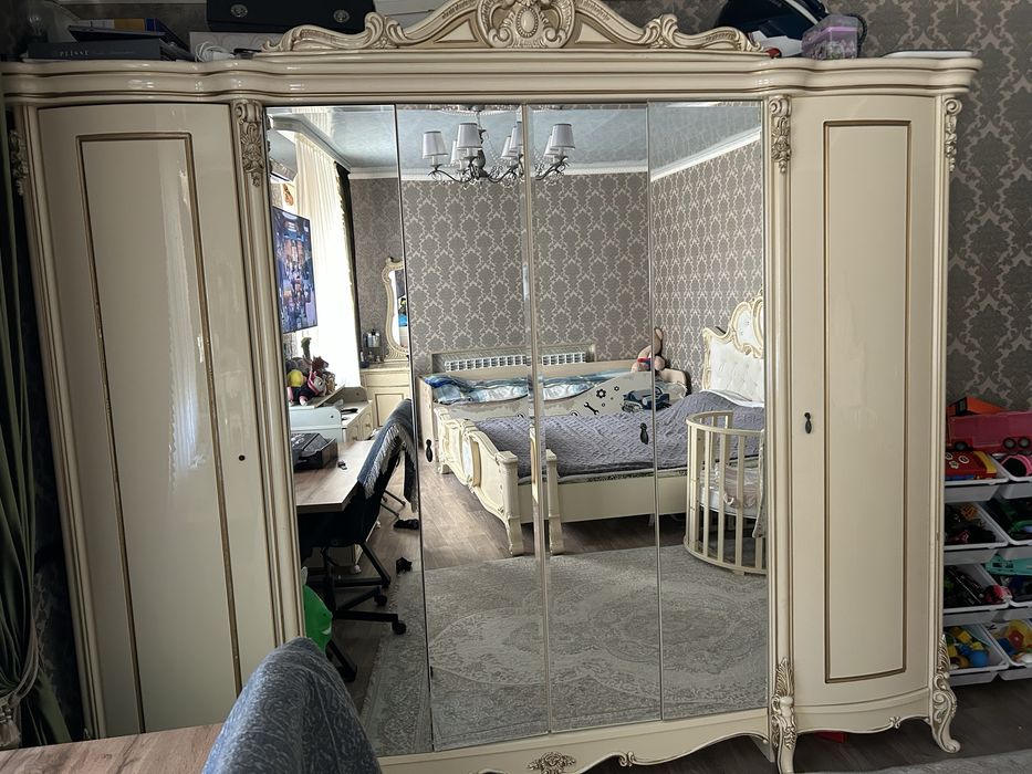 Продам большой шкаф