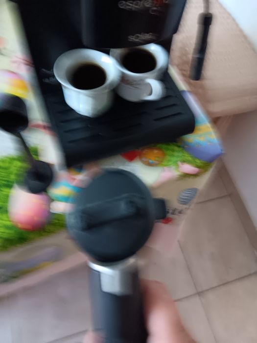 Expresor cafea  pentru 2 cafele in același timp  face laptele spuma in  stare bună,puțin folosit , adus fin Spania,,,cre