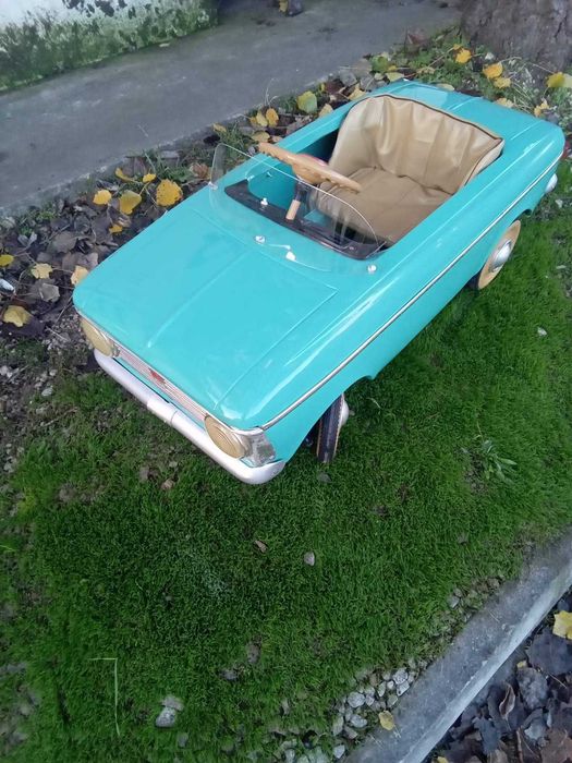 Продавам метална детска ретро кола с педали МОСКВИЧ количка