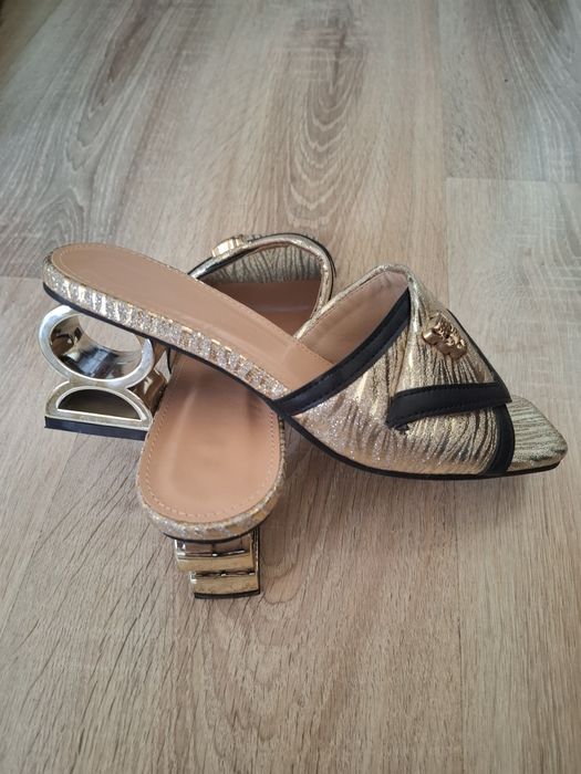 Дамски чехли с ток