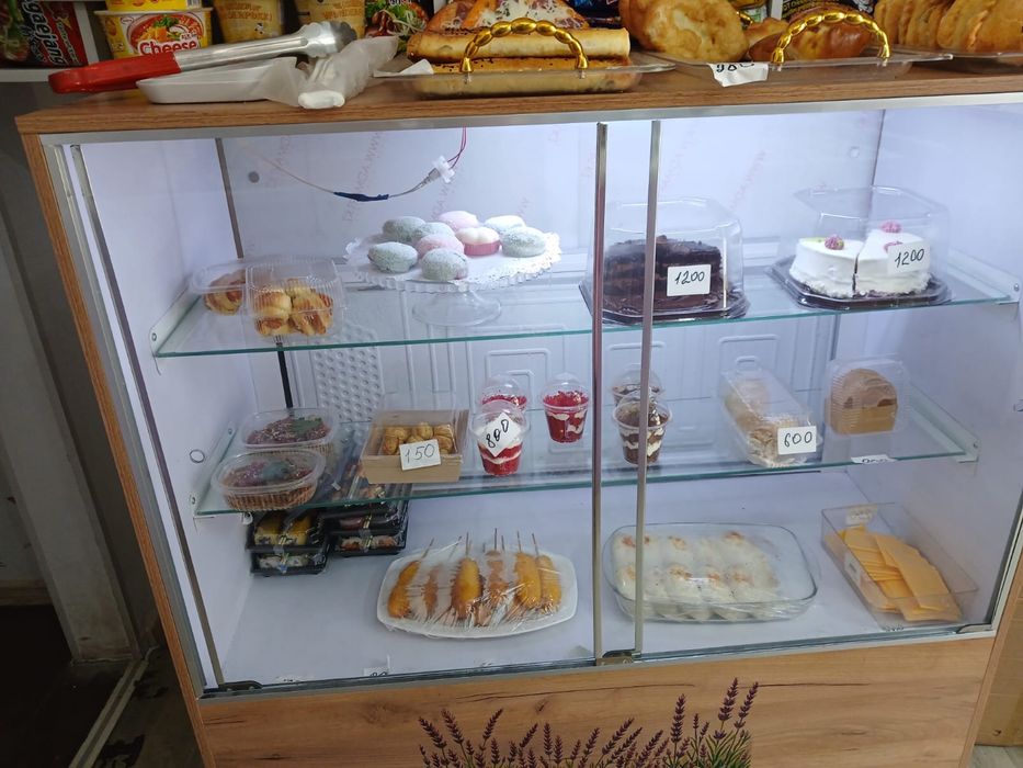 Продаю витринный холодильник десертницу