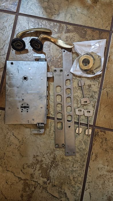 Брава за шишове с ключове и обков