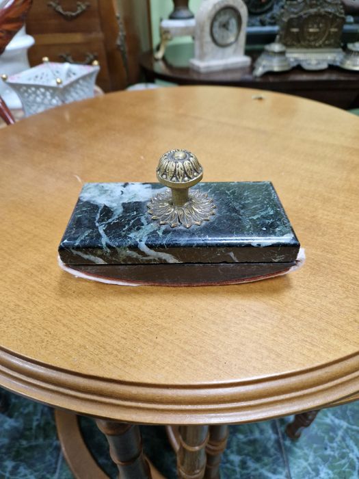 Прекрасна антикварна френска попиванелна- бронз и мрамор