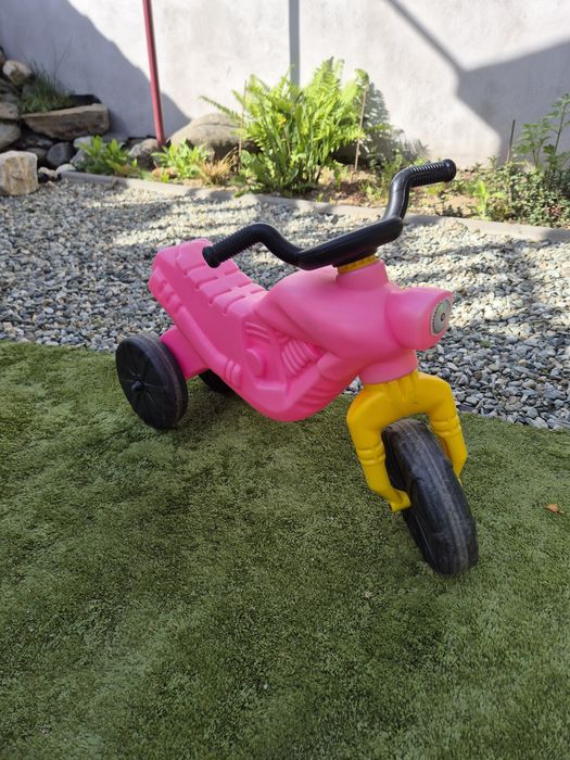 Vând motocicleta din plastic pentru copii, o trotinetă roz cu 3 roți și un skateboard