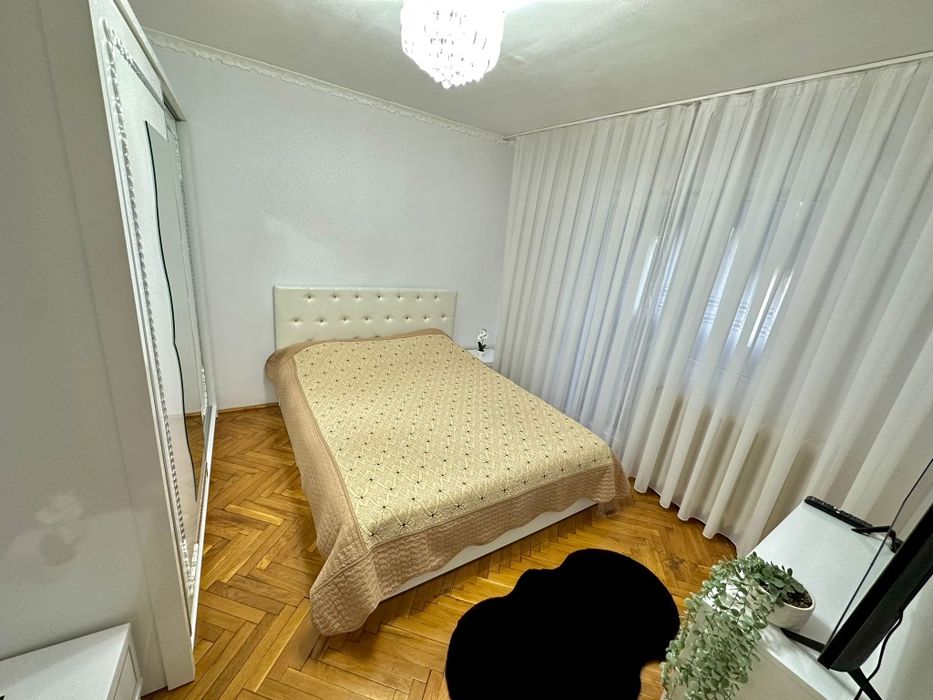 Închiriez apartament cu 4 camere