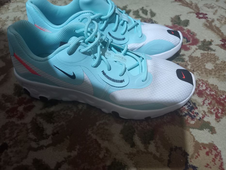 Новые кроссовки Nike