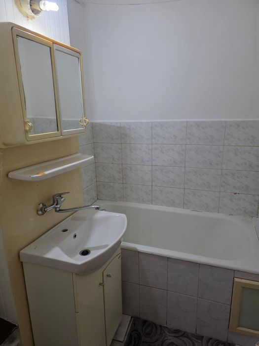 Închiriez garsoniera