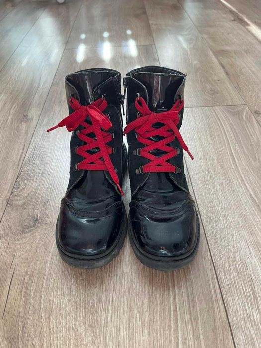 Черни Боти с червен елемент