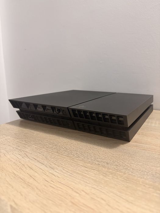PlayStation 4 Fat 500GB – Като нов! + 8 Топ Игри + Оригинален Джойстик