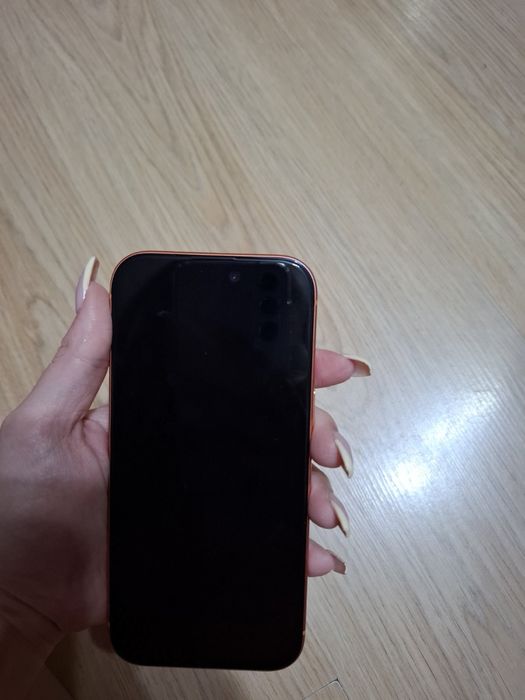 Продавам Айфон 17 про 256GB в отлично състояние и много видове калъфи към него с две години гаранция от Технополис