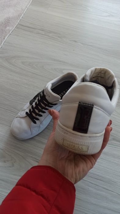 Оригинални обувки на GUESS  41 номер