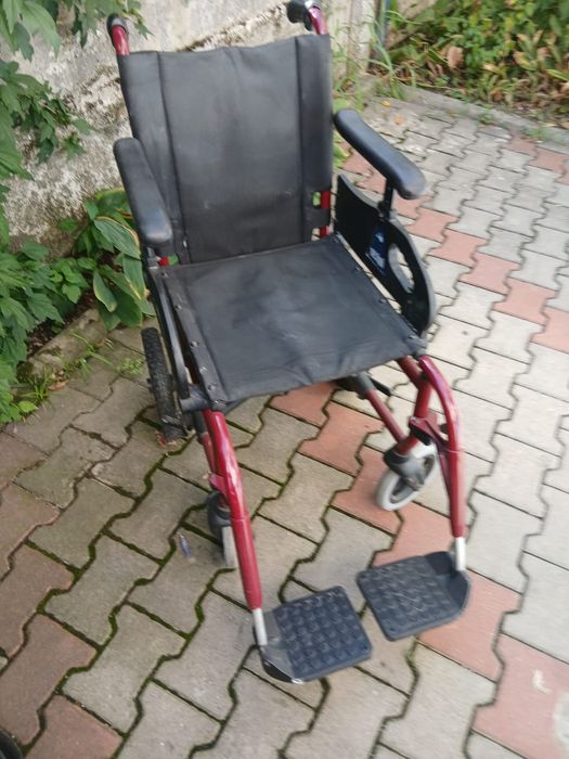 Scaun cu rotile pt persoane cu dizabilități
