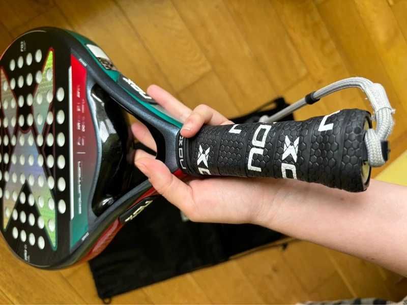 Paleta padel NOX Equation cu husa si protectie