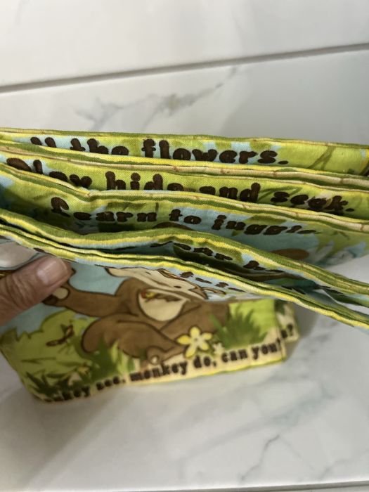 Книжка от плат Маймунка вижда, маймунката прави