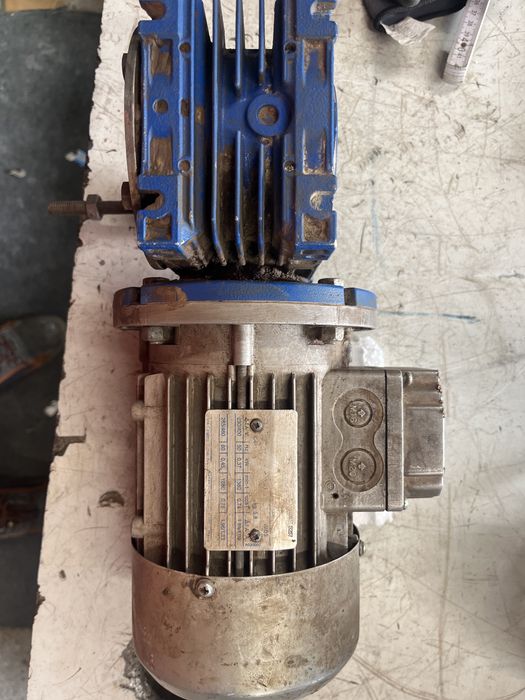 Motor electric de 0,37 kw cu reductor