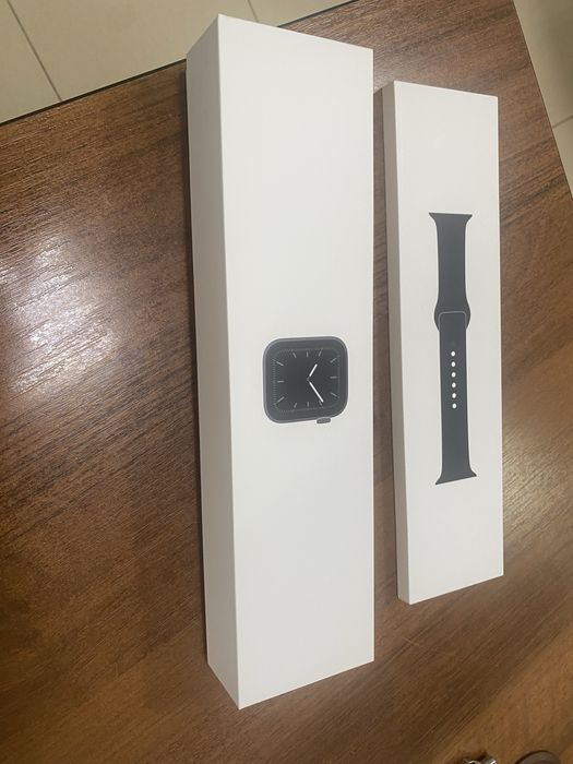 Продам Apple Watch series 5