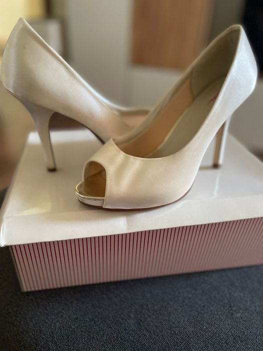 Vând pantofi albi satinati mărimea 38