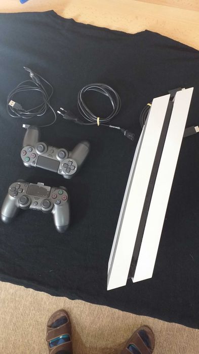 Play Station 4 cu doua controller