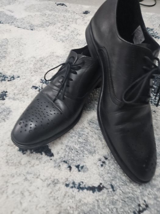 Pantofi bărbați din piele naturală, negri – purtați o singură dată
Ce